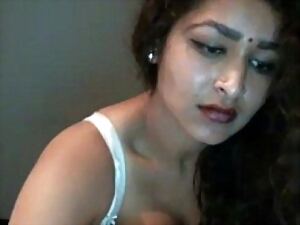 Desi Bhabi Plays in the matter of you stark naked at hand Netting web cam - Maya